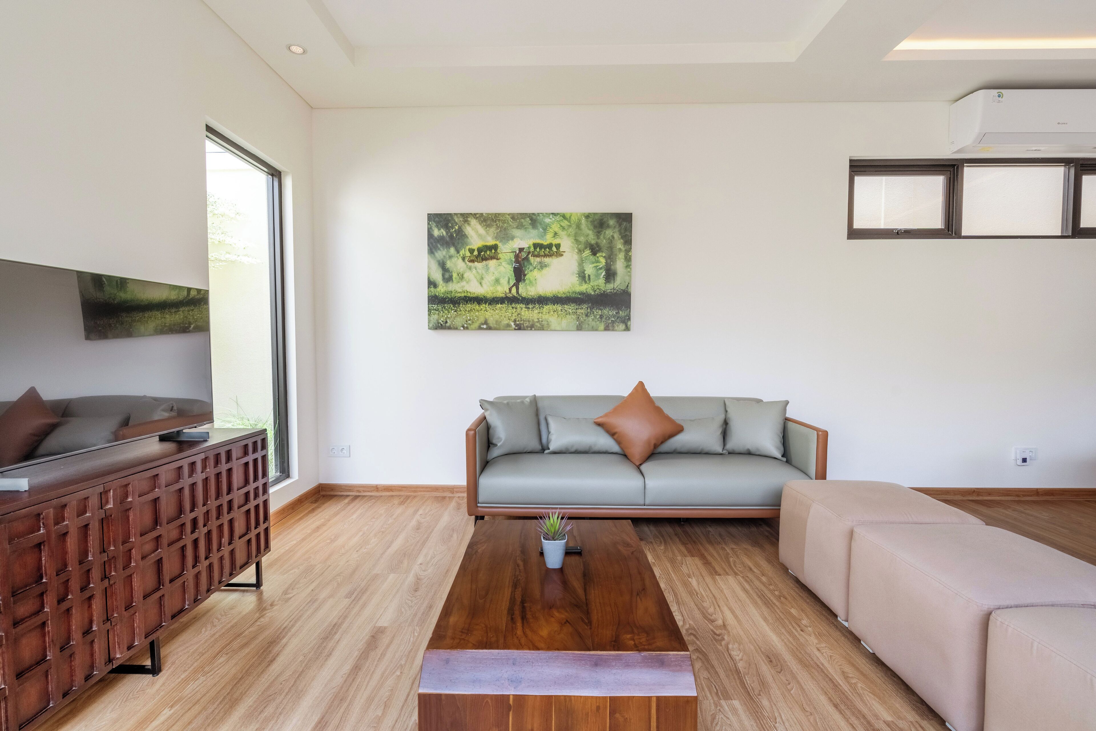 Comfort Villa, 3 Bedrooms, Private Pool | Living room | 43-inch Smart TV with cable channels