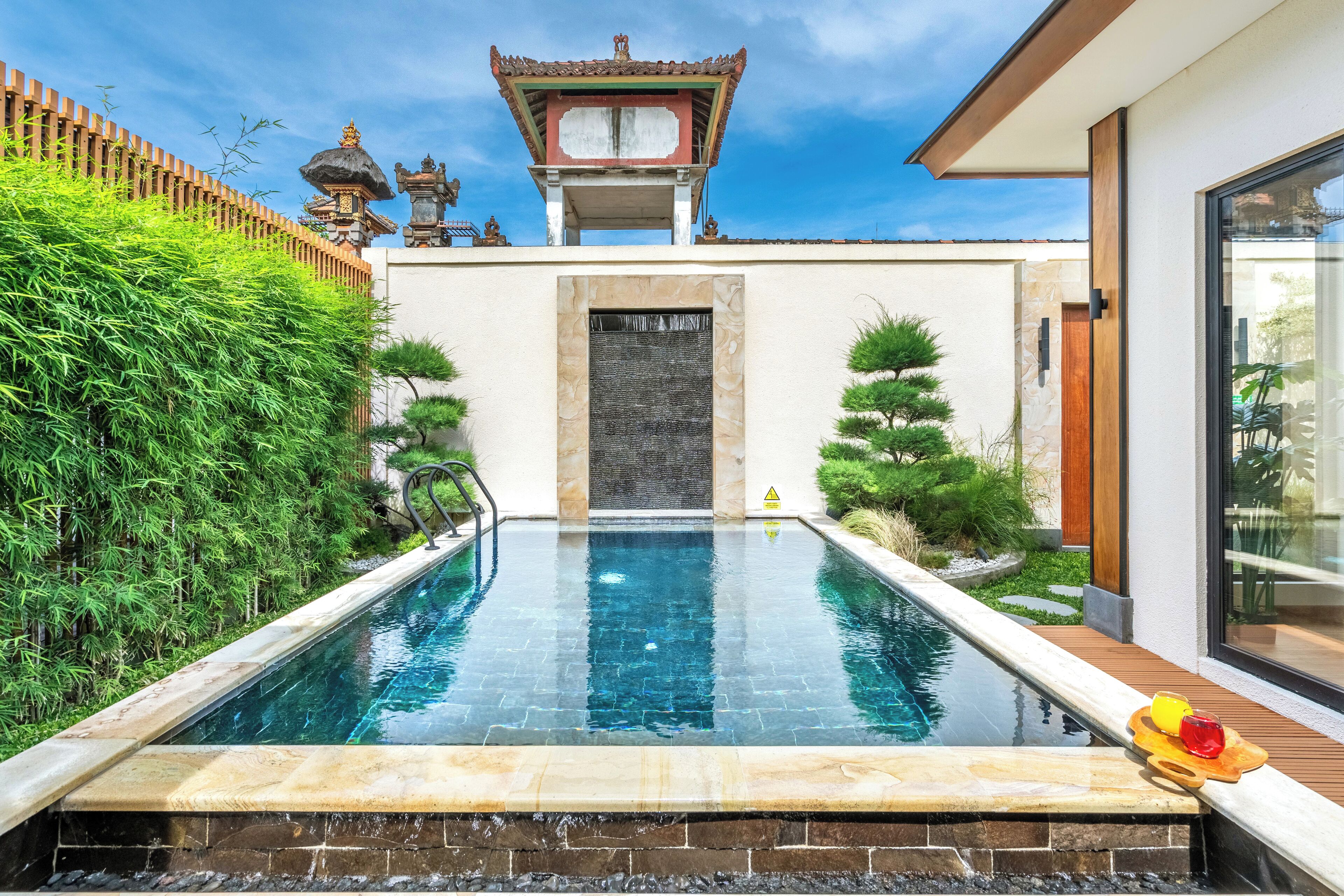 Una piscina al aire libre, sillones reclinables de piscina