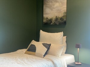3 bedrooms, desk, iron/ironing board, free WiFi - Wanderlust - completely renovated downtown cottage (Brevard)