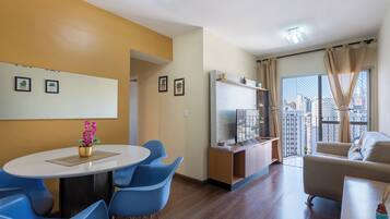 Apartamento básico | Zona de estar | Una televisión
