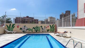 Apartamento básico | Piscina | Una piscina al aire libre