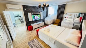 6 bedrooms, iron/ironing board, WiFi, bed sheets