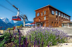 A wooden building with a restaurant and a mountain view.