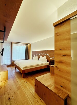 Superior Double Room, Balcony, Mountain View | Meja, Wi-fi percuma, cadar katil 