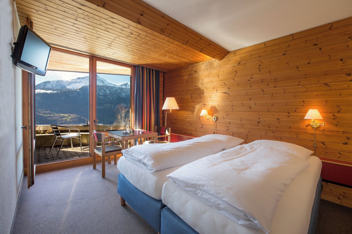 Escritorio, wifi gratis y ropa de cama