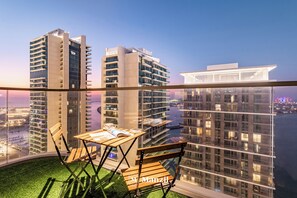 Luxury Apartment, Sea View | Balcony - Manzil - Stylish 1BR in Emaar Beachfront (Dubai)
