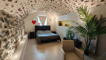 8 bedrooms, iron/ironing board, WiFi, bed sheets