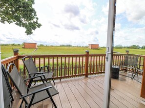 Terrace/patio - Oak Tree Holiday Lodge (Stowmarket)