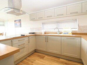 Dishwasher, cookware/dishes/utensils - Oak Tree Holiday Lodge (Stowmarket)