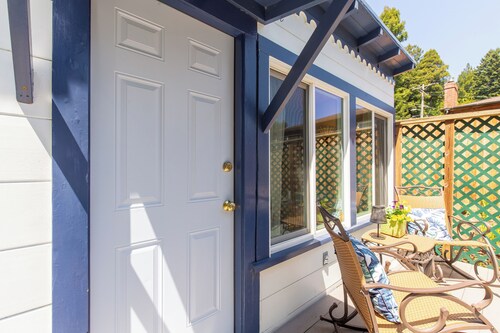 Cottagecore charm beside the redwoods—steps to trails, minutes to beaches and downtown Arcata.