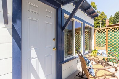 Cottagecore charm beside the redwoods—steps to trails, minutes to beaches and downtown Arcata.