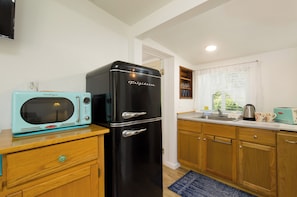 Réfrigérateur, micro-ondes, plaque de cuisson, cafetière/bouilloire