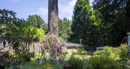 Cottagecore charm beside the redwoods—steps to trails, minutes to beaches and downtown Arcata.