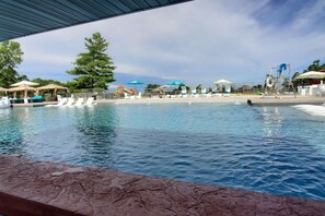 Una piscina cubierta