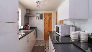 Cottage | Private kitchen | Cookware/dishes/utensils