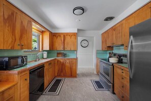 冷蔵庫、電子レンジ、オーブン、コンロ