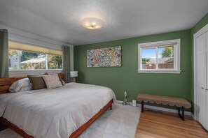 3 bedrooms, desk, iron/ironing board, free WiFi - Forget your worries in this spacious and serene space (Olympia)