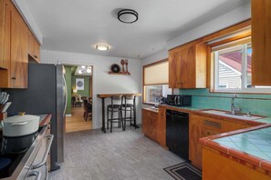 冷蔵庫、電子レンジ、オーブン、コンロ