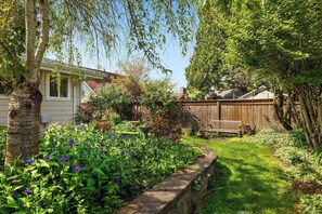 Property grounds - Forget your worries in this spacious and serene space (Olympia)
