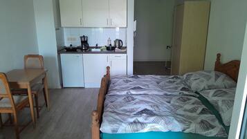 1 bedroom, bed sheets