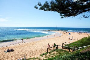 Beach - Northern Beaches Spacious 2 bed Apartment (Mona Vale)