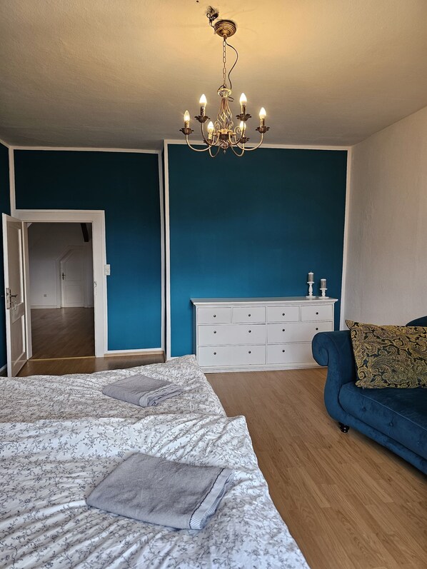 4 bedrooms, iron/ironing board, WiFi, bed sheets