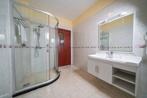 Shower - Valley Arcade Towers - Your Pristine Home Away From Home in Nairobi (Nairobi)