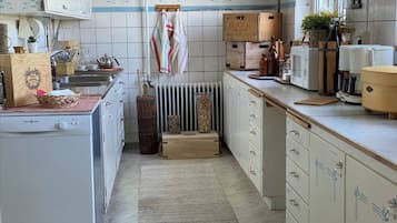 Refrigerador con freezer, microondas, horno, placa de cocina