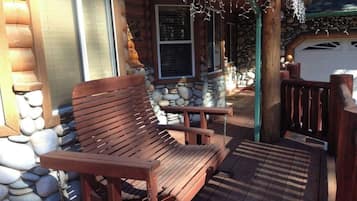 Signature Cabin, 3 Bedrooms, Non Smoking, Kitchen | Terrace/patio