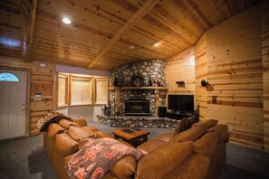 Signature Cabin, 3 Bedrooms, Non Smoking, Kitchen | Living room