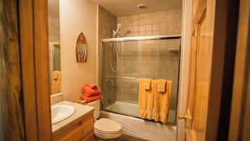 Chalet rustique Signature, 3 chambres, non-fumeur, cuisine | Salle de bain | Ensemble baignoire-douche, articles de toilette (gratuits)