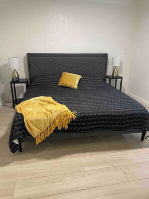 5 chambres, fer et planche à repasser, lit de bébé portatif