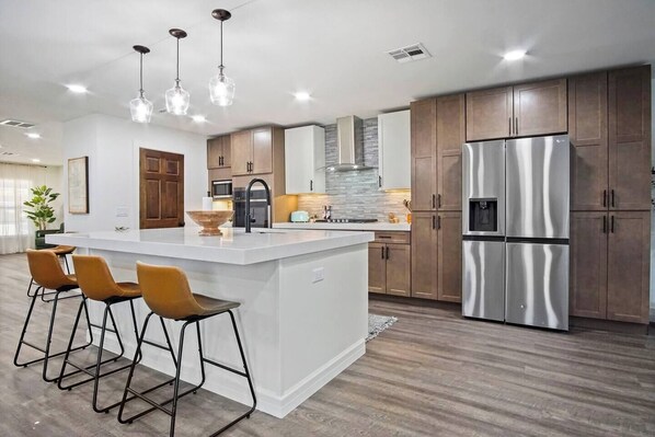 Fridge, microwave, oven, stovetop - Family-Friendly OKC Retreat | Game Room Fun (Oklahoma City)