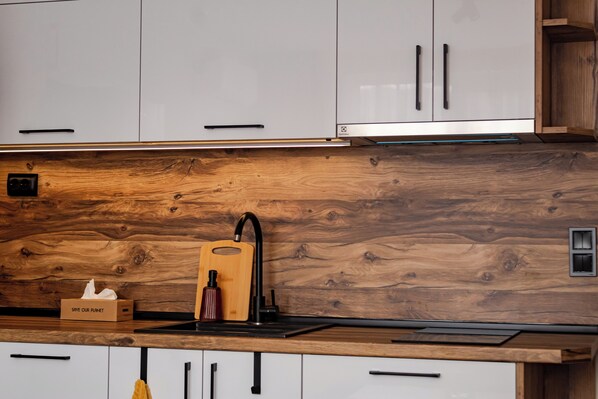 Microwave, oven, stovetop - Central Smolyan Apartment with Nature View (Smolyan)