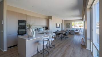 Apartamento de lujo, balcón | Cocina privada | Cafetera o tetera, hervidor eléctrico y mesa de comedor