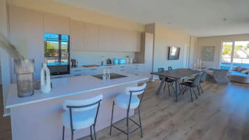 Luxury-Apartment, Balkon | Eigene Küche | Wasserkocher mit Kaffee-/Teezubehör, Wasserkocher, Esstisch