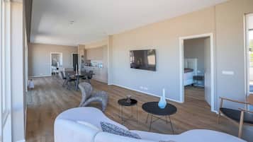 Luxury-Apartment, Balkon | Wohnbereich | 32-Zoll-LCD-Fernseher mit Kabelempfang