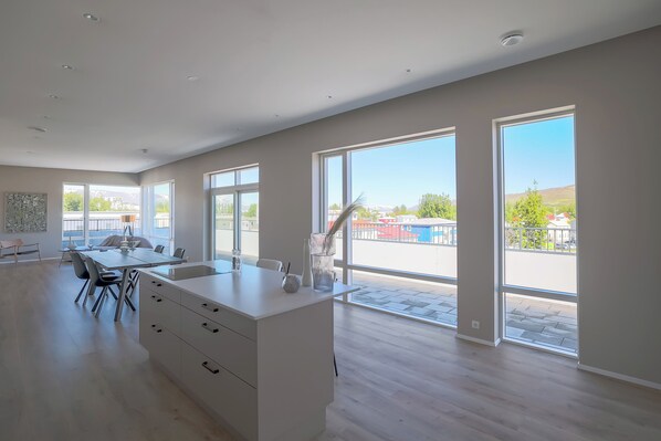 奢华公寓, 阳台 | 起居区 | 32-英寸液晶电视(配备有线频道)