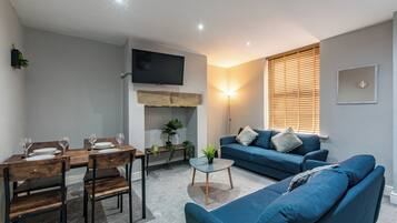 House, 4 Bedrooms | Living area