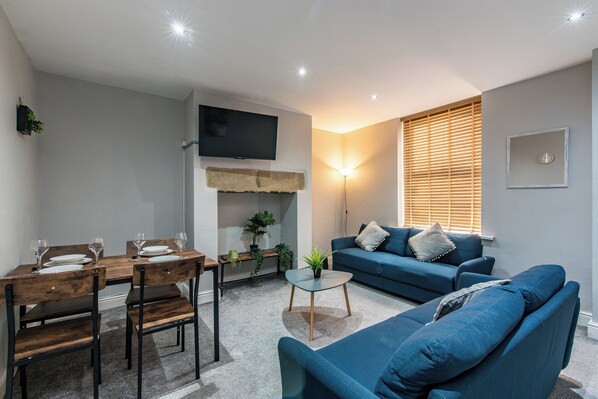 House, 4 Bedrooms | Living area - Smiddles Lane House (Bradford)