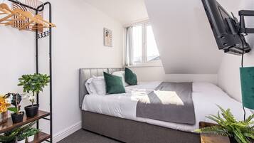 House, 4 Bedrooms | Iron/ironing board, free WiFi