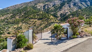 Una entrada protegida por un muro, con montañas al fondo.