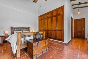 3 dormitoris, planxa i posts de planxar, wifi i roba de llit