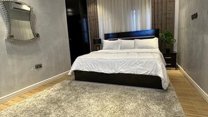 Eenvoudige eenpersoonskamer, uitzicht op de stad | Een kluis op de kamer, een bureau, een laptopwerkplek
