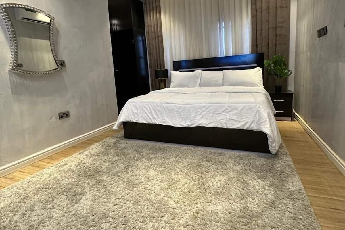 Quarto solteiro básico, vista para a cidade | Cofres nos quartos, escrivaninha, espaço de trabalho para notebook