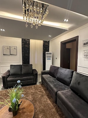 Classic Single Room, City View | Living area