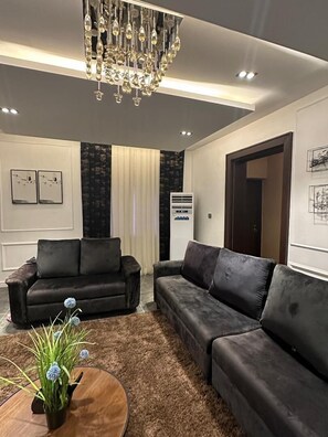 Classic Single Room, City View | Living area