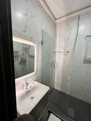 Classic Single Room, City View | Bathroom | Towels, soap, shampoo, toilet paper - Asokoro Hotel close ForceHq ECOWAS villa (Abuja)