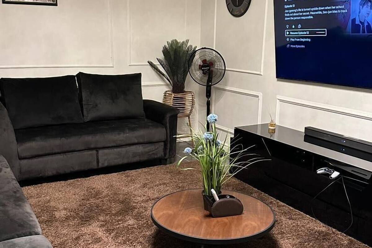 Classic Single Room, City View | Living area