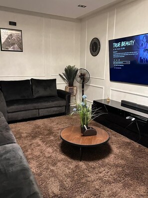 Classic Single Room, City View | Living area